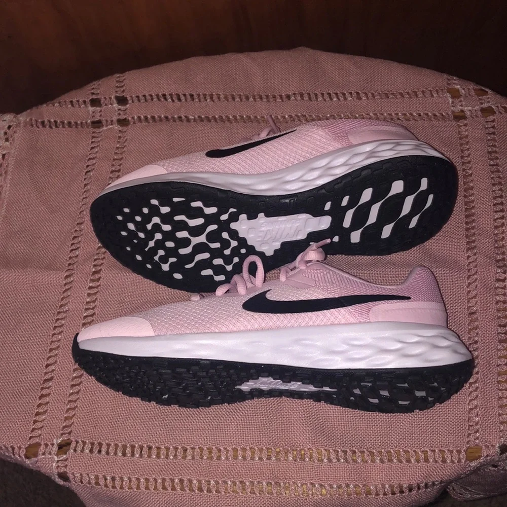 Nike Women's Pink Running Shoes - Picture 3 of 4